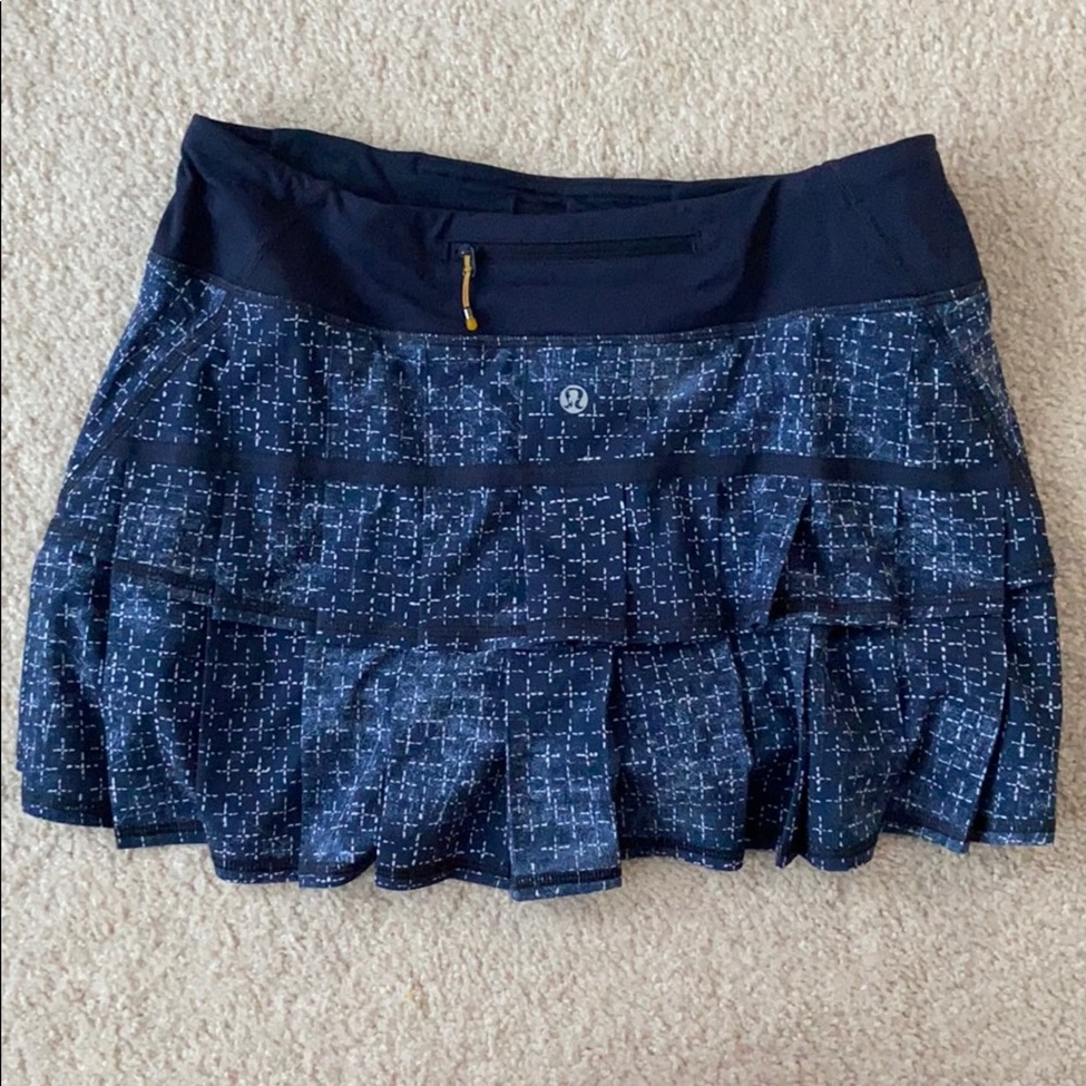 Lululemon skirt size 6 - excellent condition